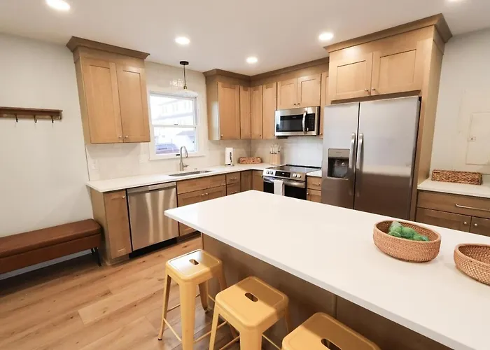 Walk To Harborside Sleeps 16 Boat Trailer Parking