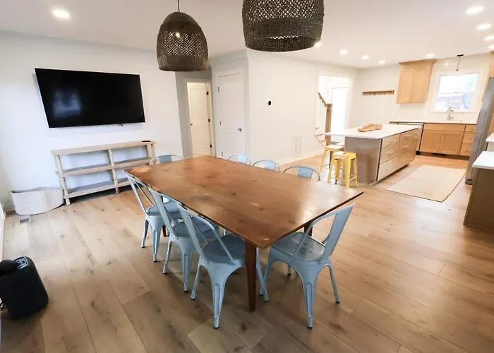 Walk To Harborside Sleeps 16 Boat Trailer Parking